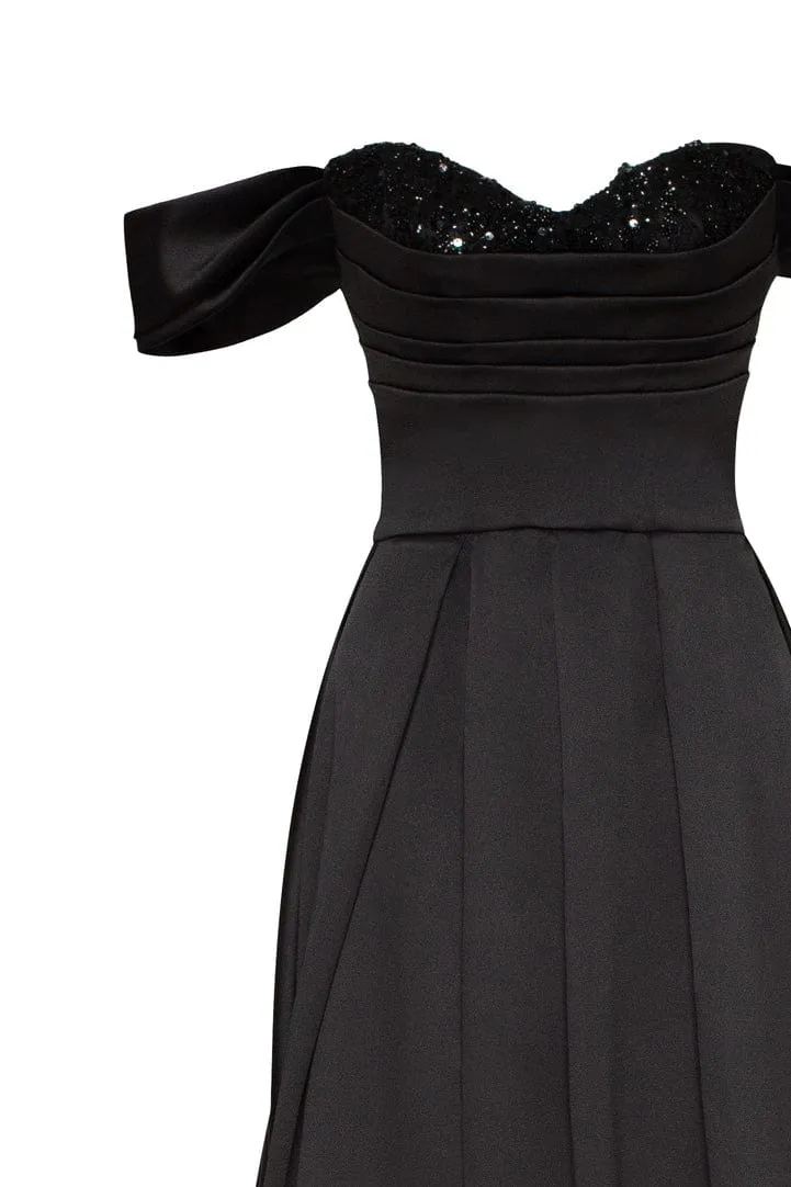 Black Princess heart-shaped neckline gown